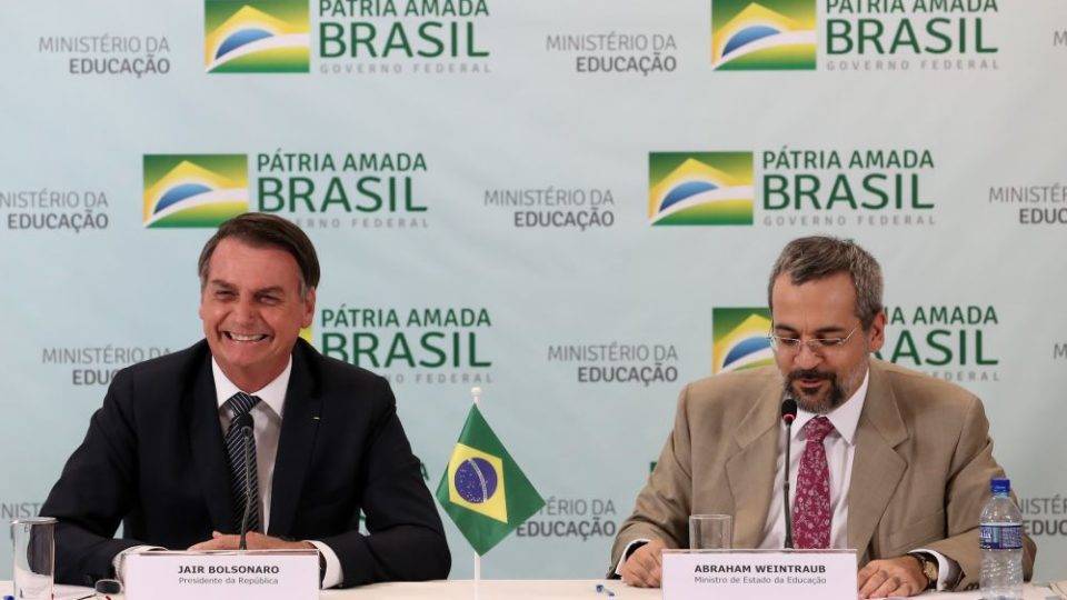 Bolsonaro estuda retirar recursos das faculdades de ciências humanas A imagem mostra o presidente O presidente da República, Jair Bolsonaro, em reunião com Abraham Weintraub, Ministro da Educação.