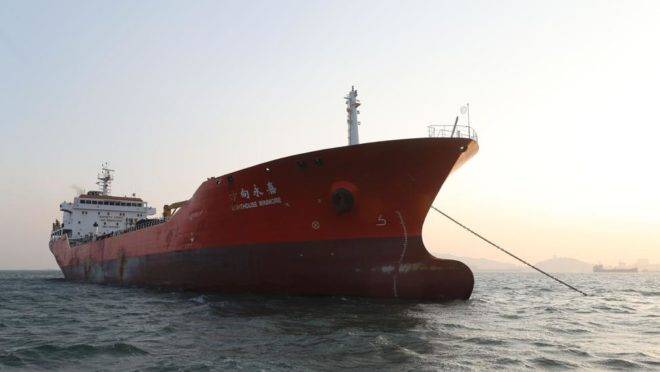 Navio de Hong Kong é detido brevemente na Coreia do Sul suspeito de transferir produtos petrolíferos para a Coreia do Norte em 29 de dezembro de 2017, violando as sanções da ONU | Foto: Divulgação Coreia do Sul/AFP