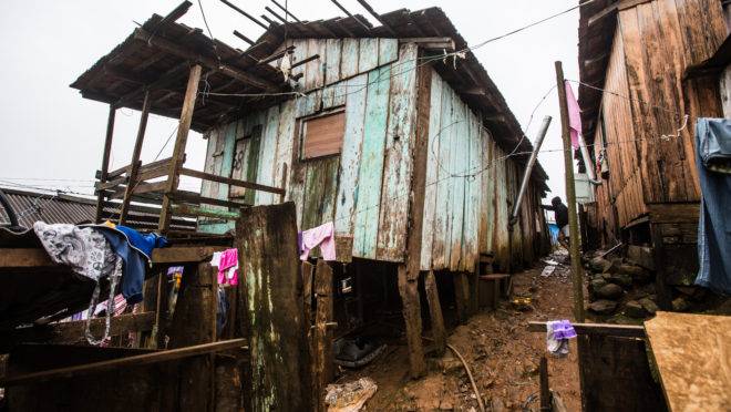Crise econômica do Brasil repercutiu nos indicadores de pobreza de toda América Latina. (Foto: Brunno Covello / Arquivo / Gazeta do Povo)