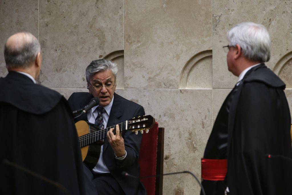 Brasília - O cantor Caetano Veloso canta o Hino Nacional Brasileiro na cerimônia de posse da nova presidente do Supremo Tribunal Federal (STF), ministra Cármen Lúcia (Wilson Dias/Agência Brasil)