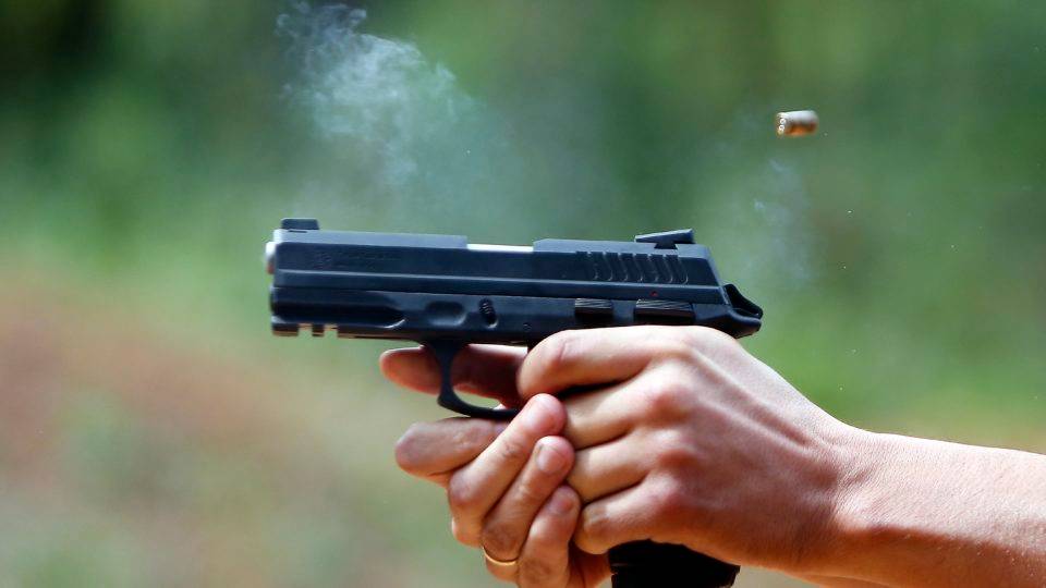 Atirar contra policiais não necessariamente é tentativa de homicídio, decide tribunal Disparo de pistola.