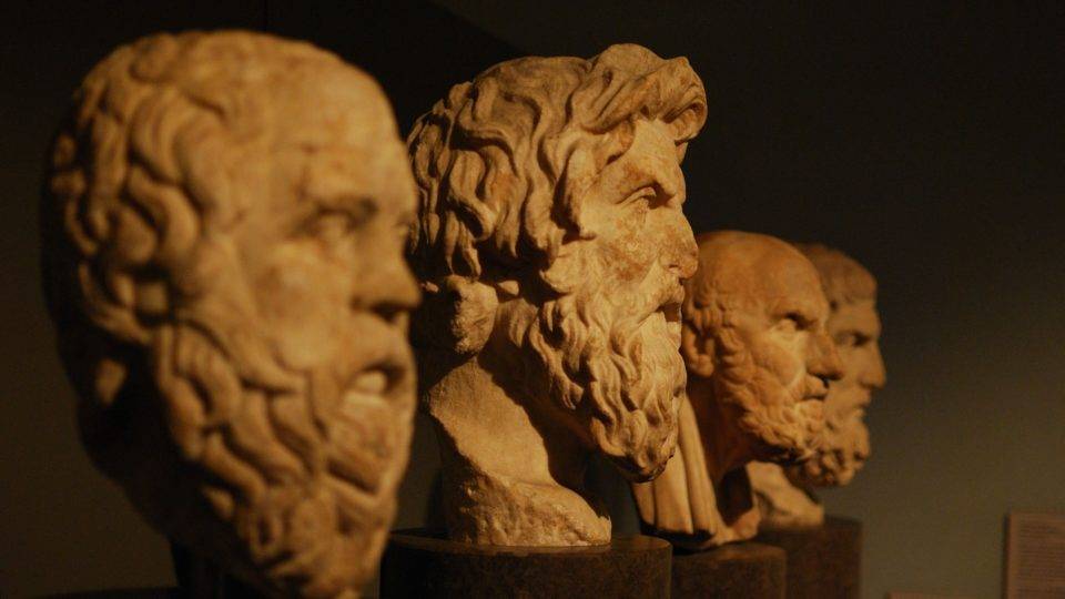 Busto de Aristóteles e outros filósofos gregos.