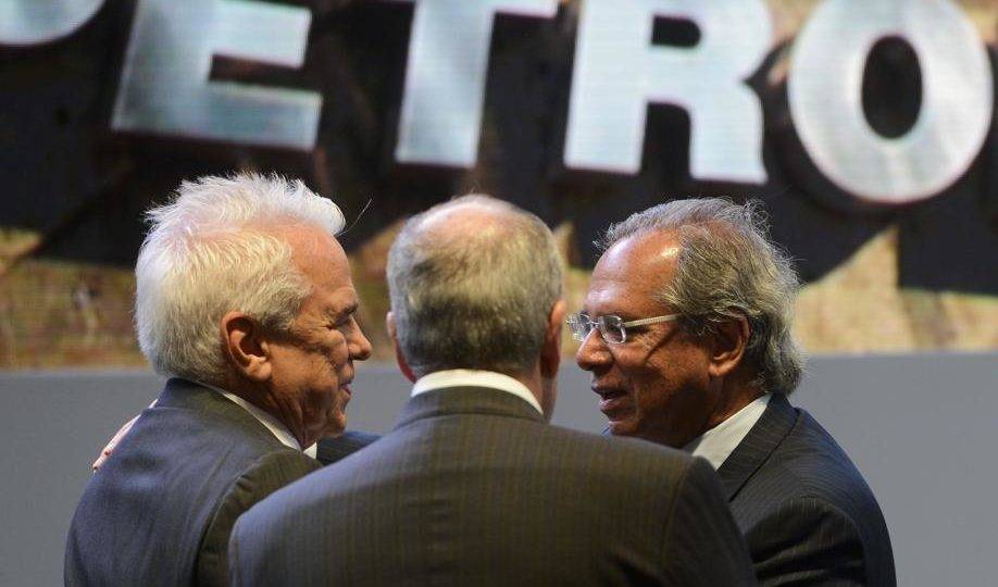 O novo presidente da Petrobras, Roberto Castello Branco, e o ministro da Economia, Paulo Guedes, durante posse | Foto: Fernando Frazão/Fotos Públicas