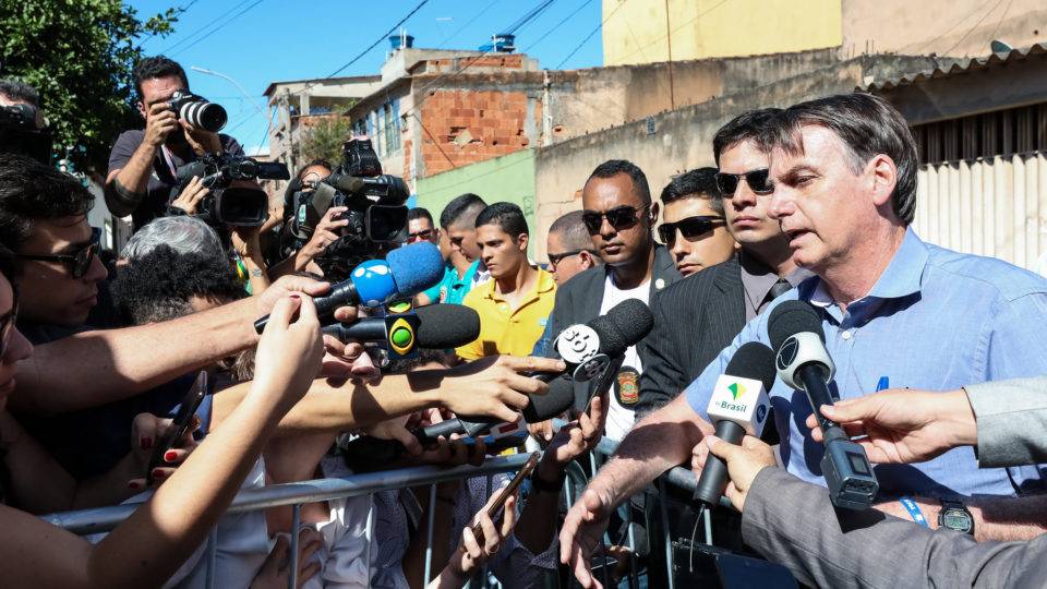 Bolsonaro fala com jornalistas.