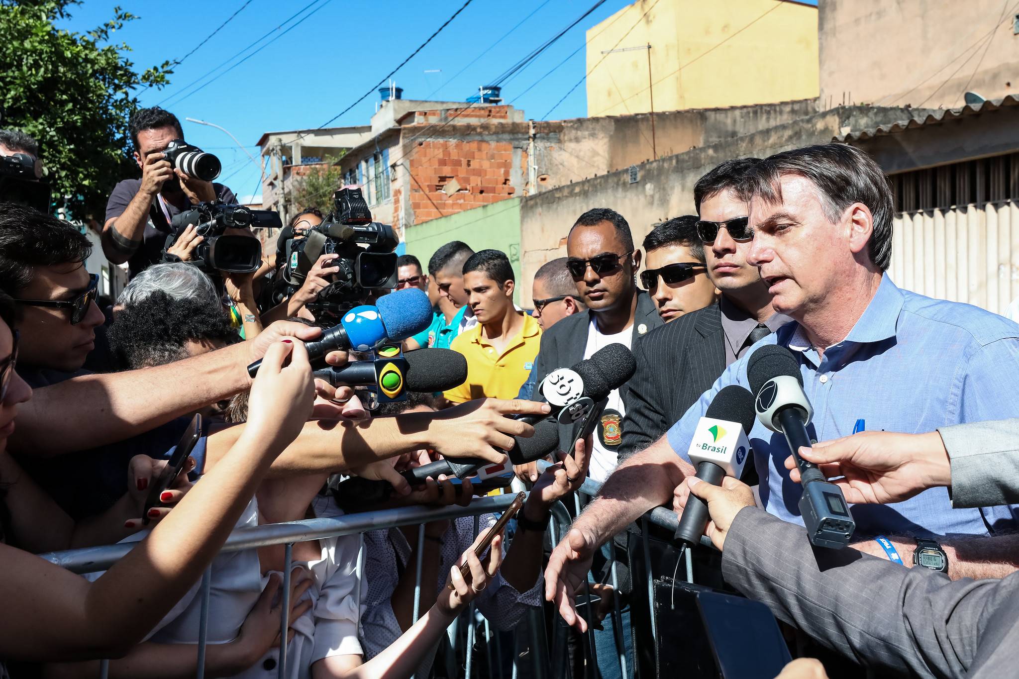 Bolsonaro fala com jornalistas.