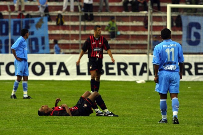 Kleberson se joga no gramado. | RODOLFO BUHRER/Gazeta do Povo