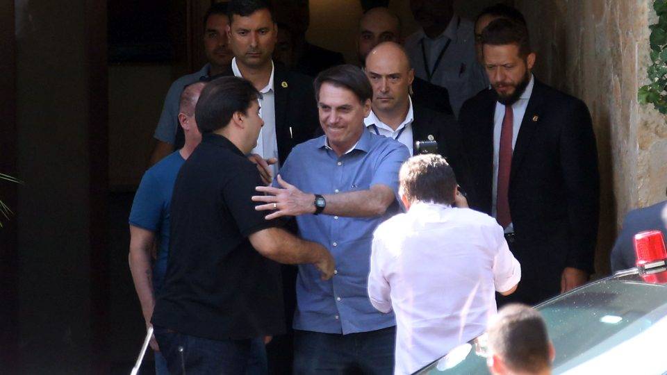 Bolsonaro cumprimenta Rodrigo Maia.