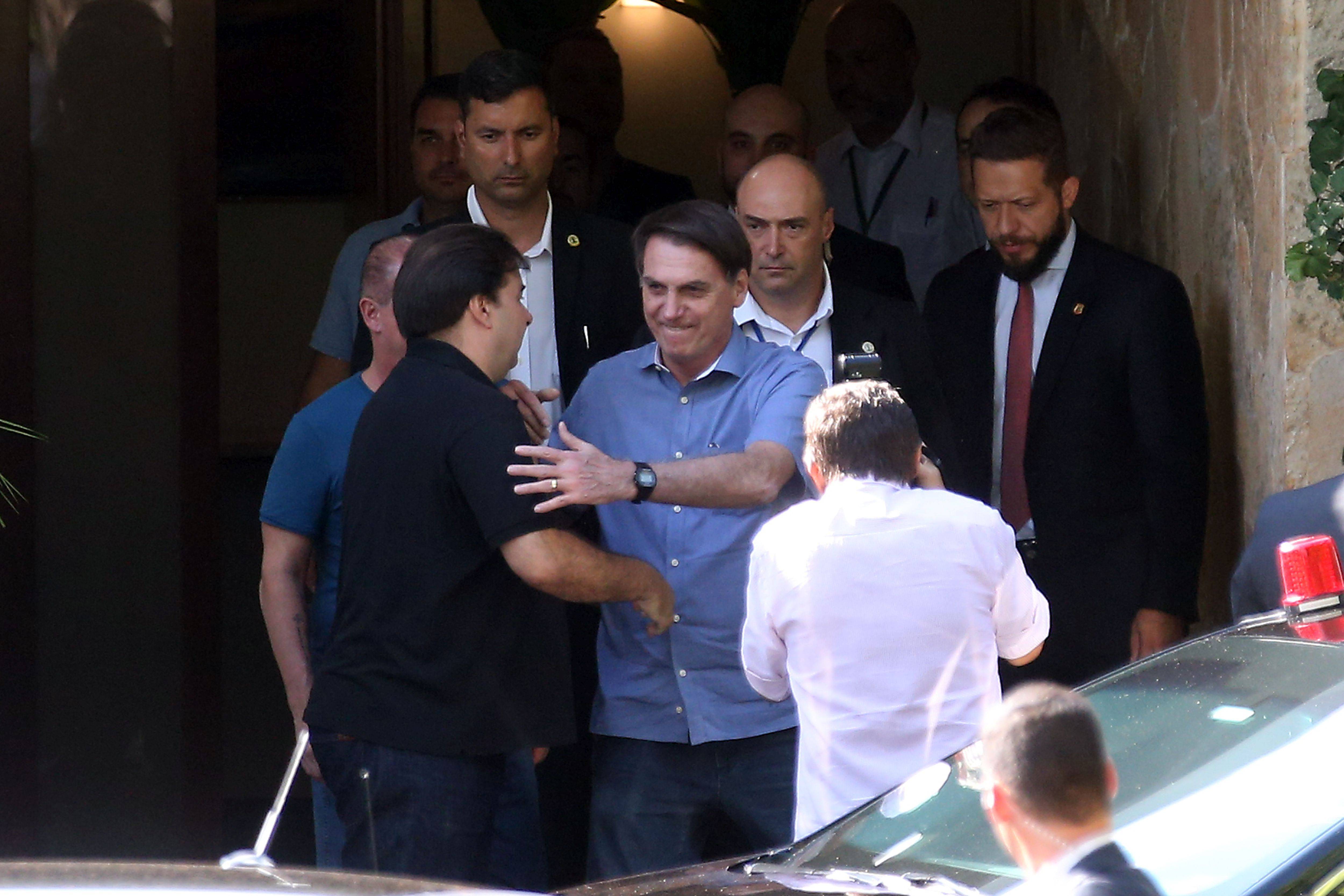 Bolsonaro cumprimenta Rodrigo Maia.