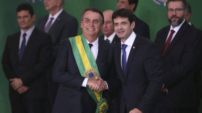 O presidente Jair Bolsonaro empossa o ministro do Turismo, Marcelo Álvaro Antônio, durante cerimônia de nomeação dos ministros de Estado, no Palácio do Planalto. Ministro é suspeito de chefiar esquema de candidaturas laranjas.