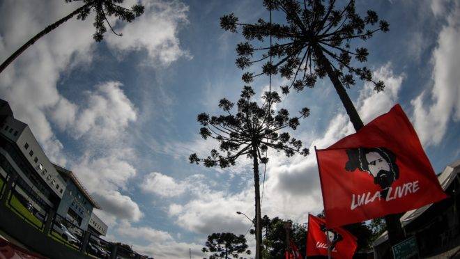 Faixas em frente à Superintendência da Polícia Federal, em Curitiba, onde Lula está preso desde 7 de abril de 2018. (Foto: Jonathan Campos/Gazeta do Povo)