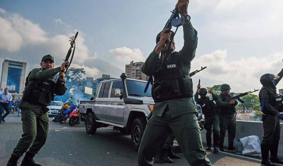 Polícia nacional da Venezuela durante protestos populares contra o governo de Nicolás Maduro