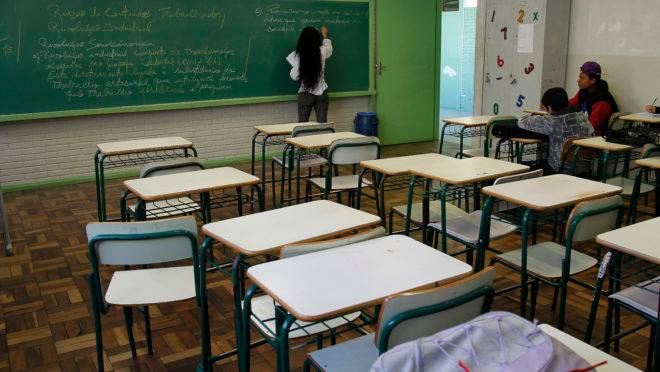 Escola estadual, professora, sala de aula