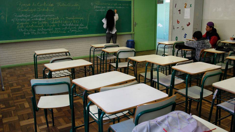 Continuação do Fundeb é unanimidade entre os políticos. Mas como garantir? Escola estadual, professora, sala de aula
