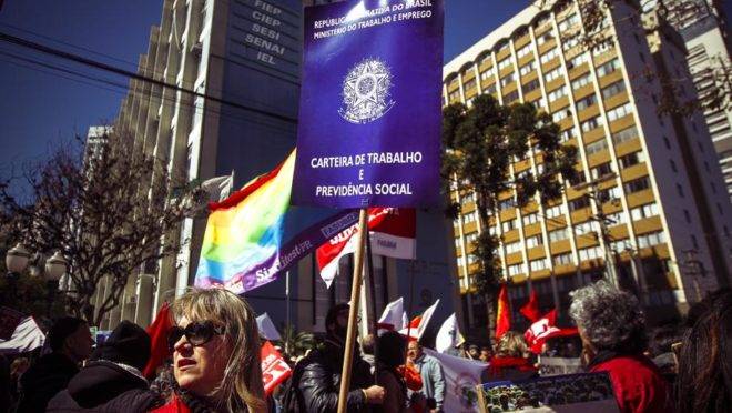 Centrais sindicais como CUT e Central dos Trabalhadores, entre outros afiliados e sindicatos realizam manifestação contra o desemprego e contra a reforma trabalhista. (Foto: André Rodrigues / Gazeta do Povo)