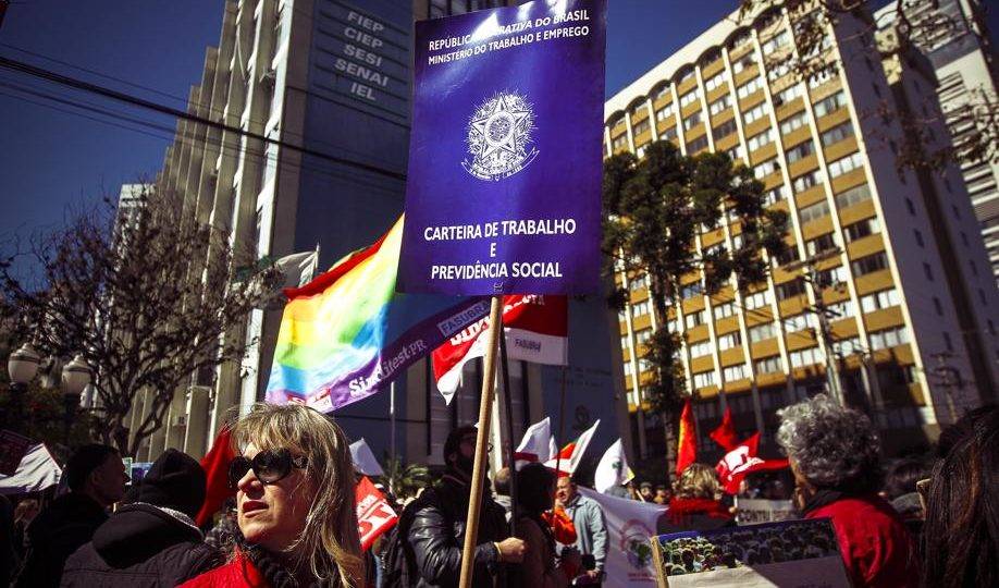 Centrais sindicais como CUT e Central dos Trabalhadores, entre outros afiliados e sindicatos realizam manifestação contra o desemprego e contra a reforma trabalhista. (Foto: André Rodrigues / Gazeta do Povo)