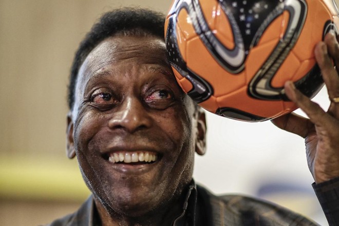 Pelé, em visita recente a colégio de Curitiba. | Jonathan Campos/Gazeta do Povo