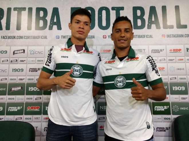 Coritiba apresentou hoje o atacante Lucas Tocantins (ex-Cascavel FC) e o lateral-direito Diogo Mateus (ex-Ferroviária). | /Gerson Klaina/Tribuna