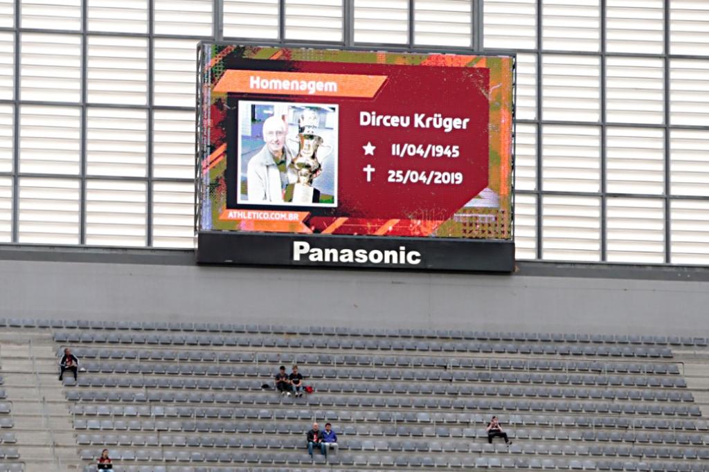 Homenagem foi feita no telão da Arena. | Albari Rosa/Gazeta do Povo