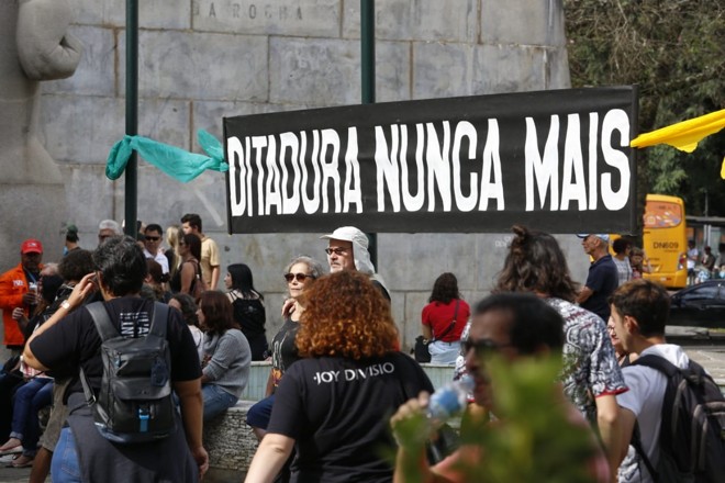 Manifestação contra a ditadura militar em Curitiba por ocasião dos 55 anos do golpe militar no Brasil. | Átila Alberti / Tribuna do Paraná