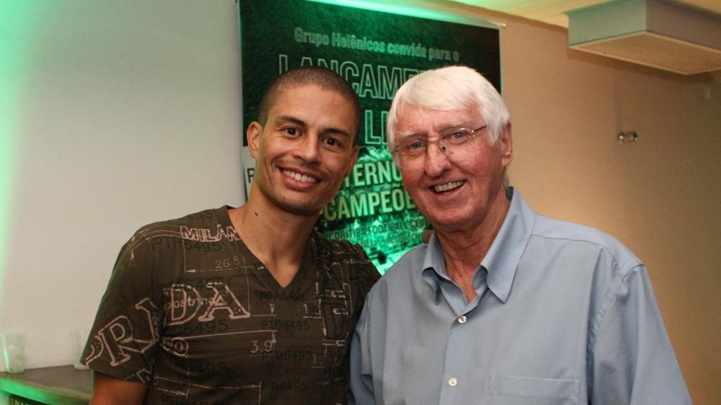 Alex ao lado de Dirceu Krüger: de fã a pupilo no Coritiba | Divulgação/Coritiba