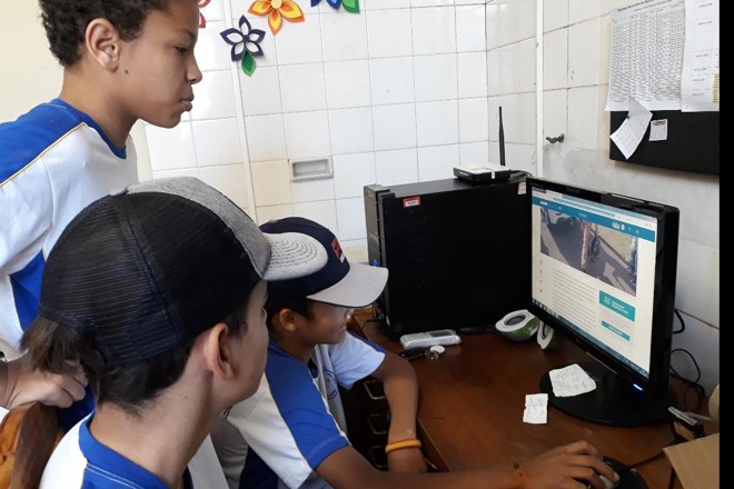 Uma das atividades dos alunos foi a leitura de matérias da Gazeta do Povo |