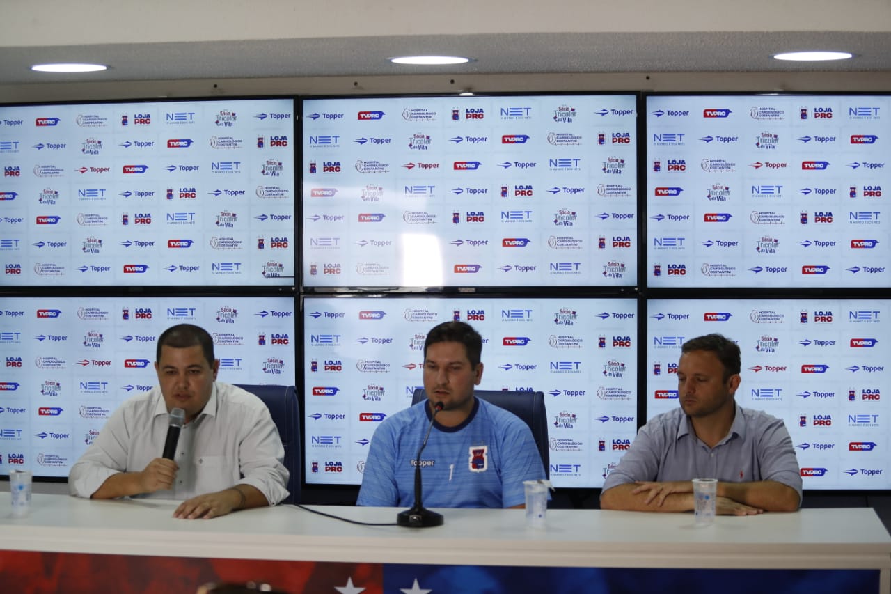 Apresentação do técnico Matheus Costa (centro) contou com o presidente Leonardo Oliveira (esquerda) e com o executivo de futebol André Mazzuco. Foto: Jonathan Campos/Gazeta do Povo | /