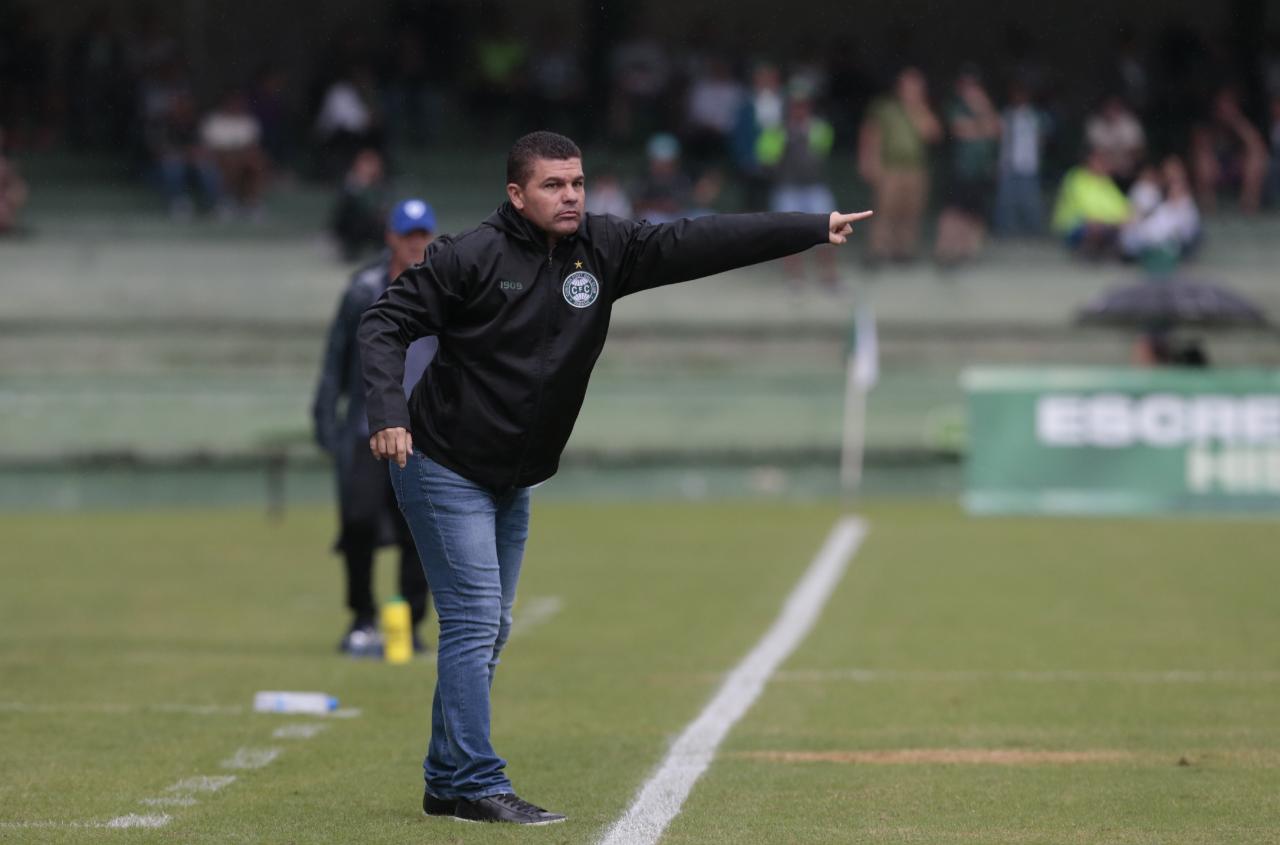 Técnico do Coritiba, Umberto Louzer, no comando da equipe na virada sobre o Londrina. | André Rodrigues/Gazeta do Povo