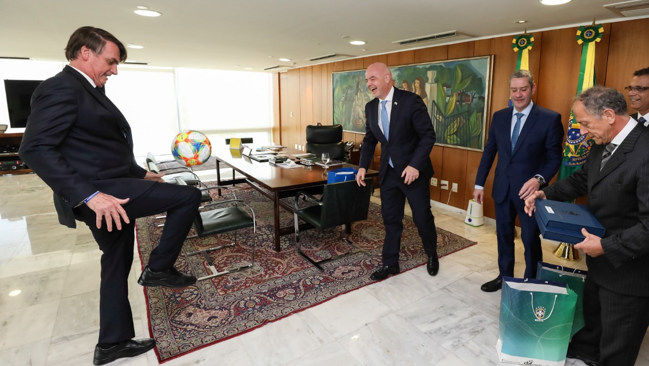 Jair Bolsonaro faz embaixadinhas durante audiência Gianni Infantino, presidente da Fifa; Alejandro Domínguez, da Conmebol; e Rogério Caboclo, CBF. | /Marcos Corrêa/PR