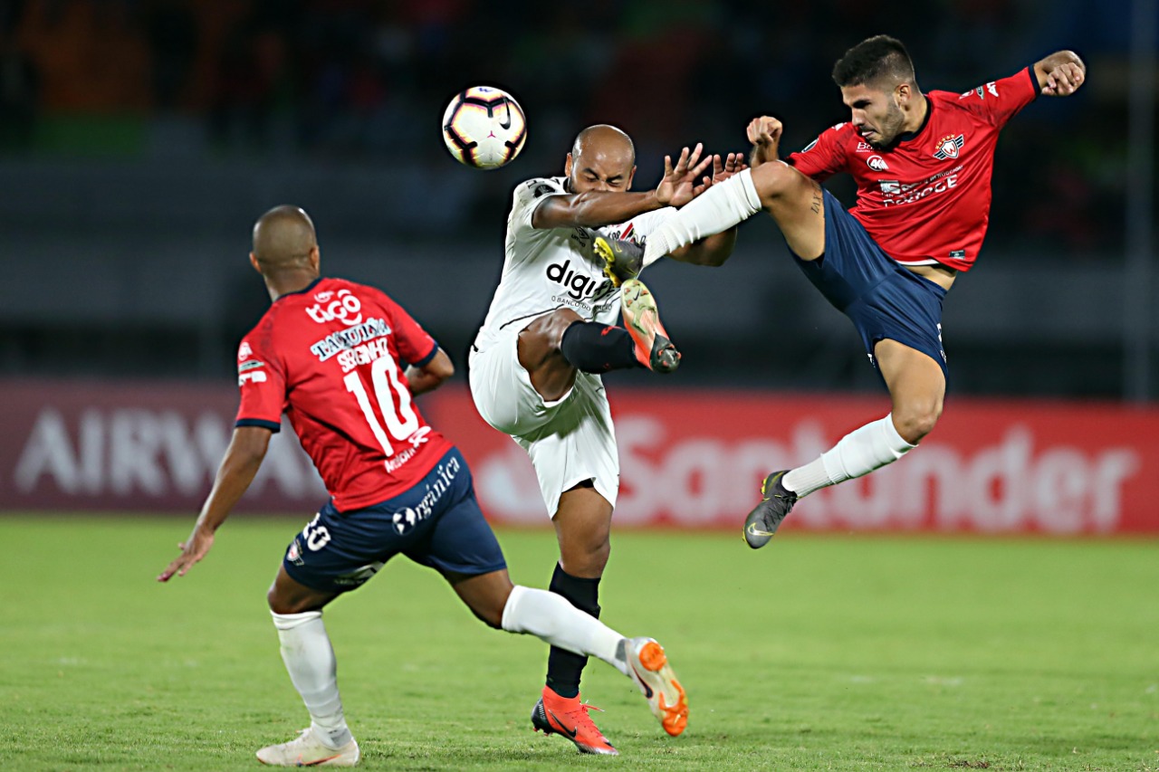 Lateral Jonathan reclamou da altitude de Cochabamba na derrota para o Jorge Wilstermann na Bolívia | Albari Rosa/Gazeta do Povo