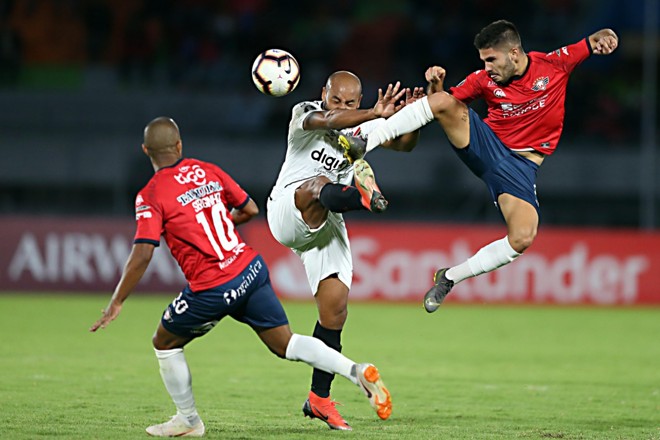 Lateral Jonathan reclamou da altitude de Cochabamba na derrota para o Jorge Wilstermann na Bolívia | Albari Rosa/Gazeta do Povo