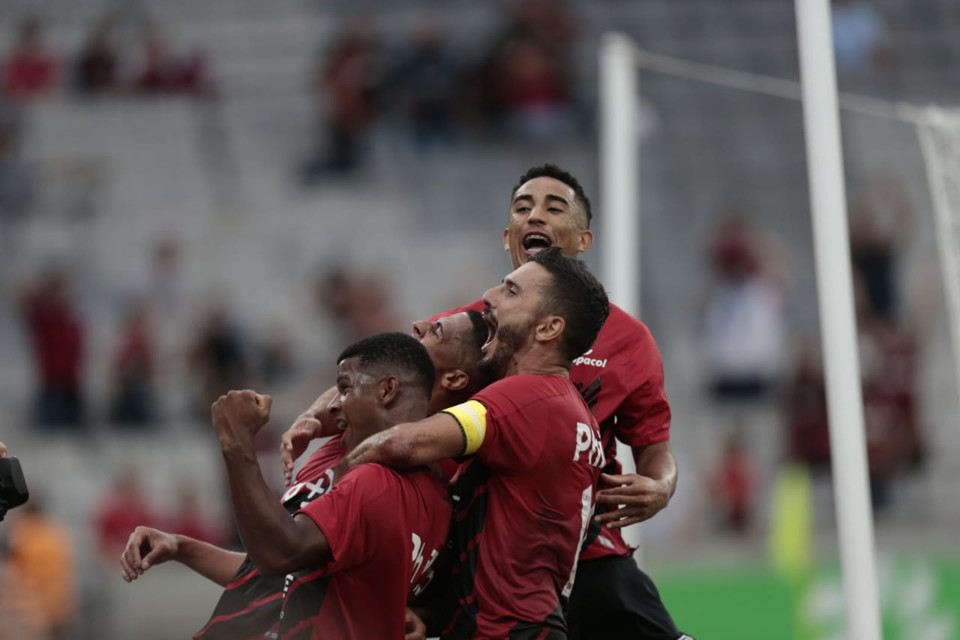 Jogadores do Athletico comemoram o primeiro gol do jogo. | André Rodrigues/Gazeta do Povo/