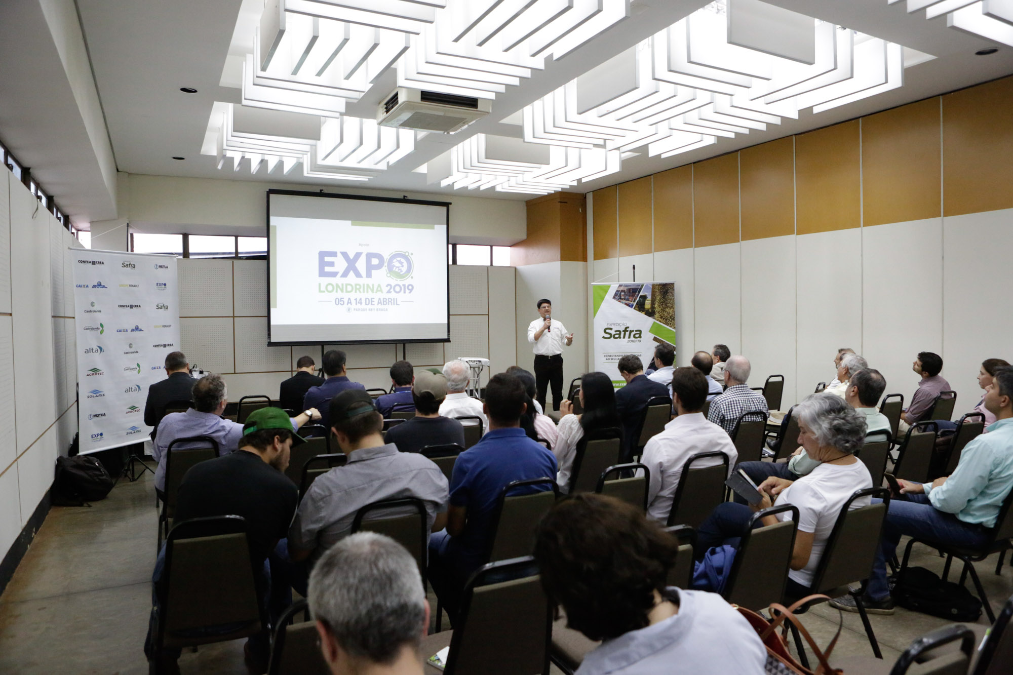 As tendências do clima, o comportamento do mercado, movimentos da oferta e demanda, avanços tecnológicos, desafios de gestão e comercialização, entre outros temas, foram abordados nesta sexta no seminário técnico que marcou o encerramento da etapa nacional da Expedição Safra 2018/19. | Michel Willian/Gazeta do Povo