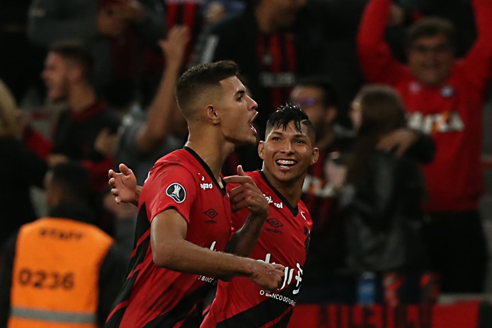 Bruno Guimarães comemora o gol da vitória. Foto: Albari Rosa/Gazeta do Povo | /