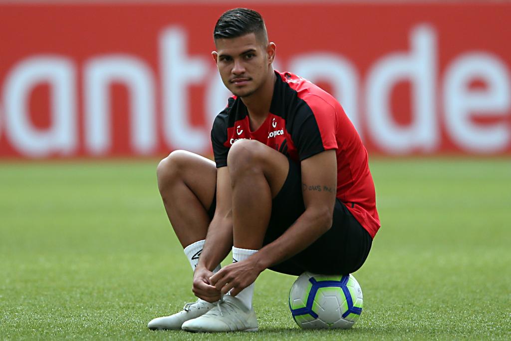 Volante Bruno Guimarães desperta interesse do mercado europeu | Albari Rosa/Gazeta do Povo