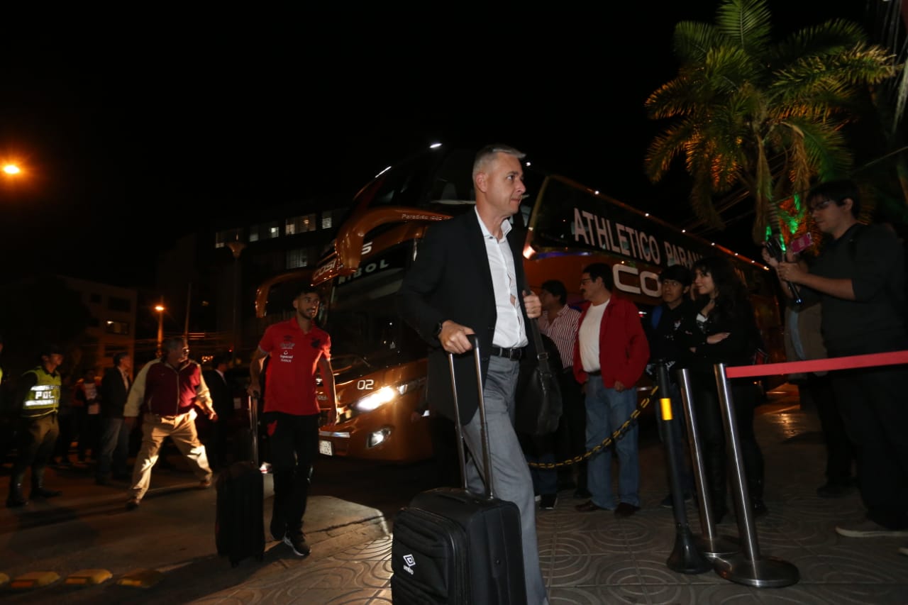 Técnico Tiago Nunes na chegada da delegação atleticana ao hotel na Bolívia. | Albari Rosa/Gazeta do Povo/