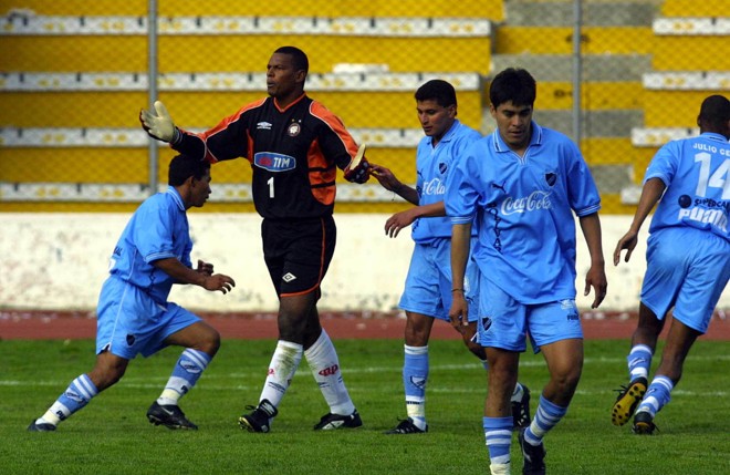 Flávio reclama com a defesa: 4 gols sofridos em 30 minutos. | RODOLFO BUHRER/Gazeta do Povo