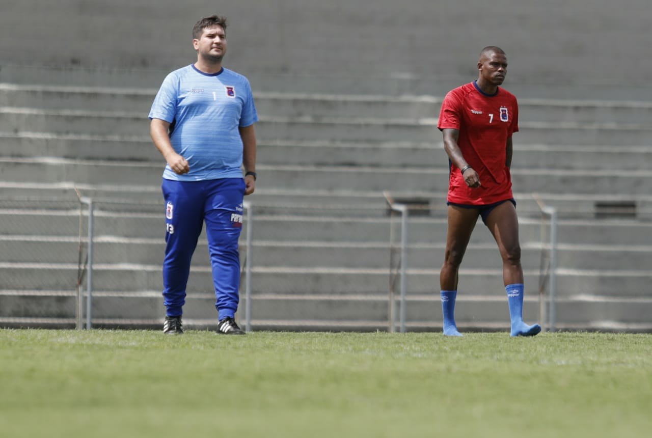 Matheus Costa e Maicosuel durante o treino desta sexta (5). | /
