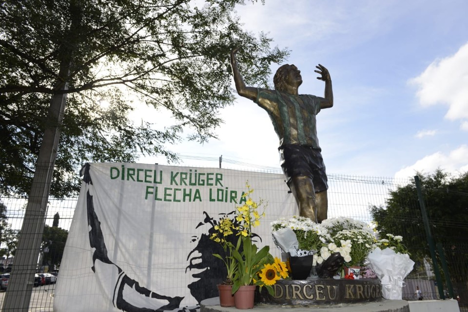Torcedores do Coritiba prestam homenagem a Krüger na estátua do ídolo, no Couto Pereira. | /Leticia Akemi/Gazeta do Povo