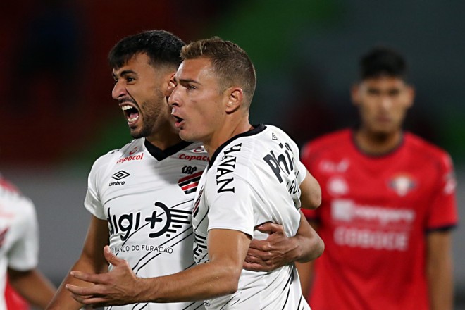 Camacho e Marco Ruben comemoram o gol de empate. | Albari Rosa/Gazeta do Povo - enviado especial