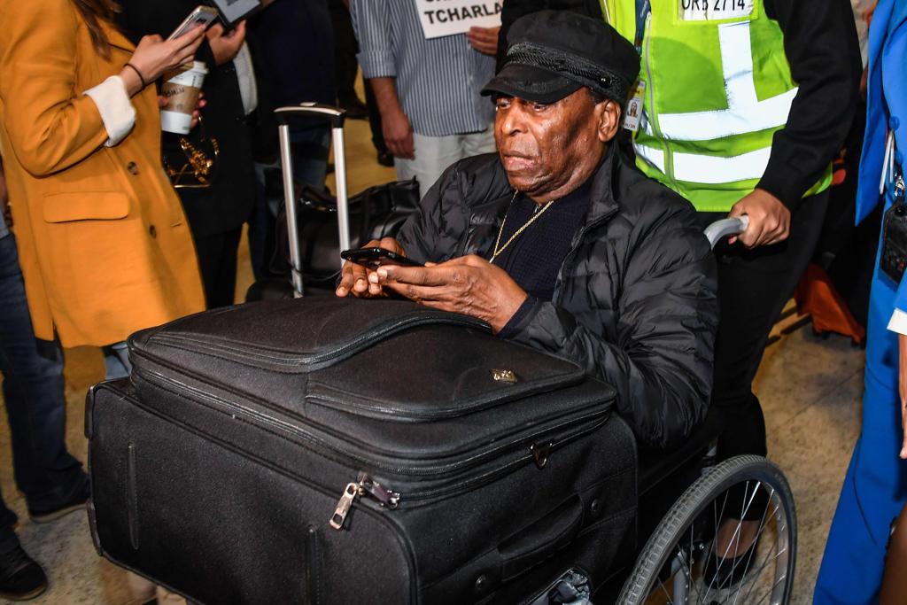 Pelé durante desembarque nesta terça no Brasil. | NELSON ALMEIDA/AFP