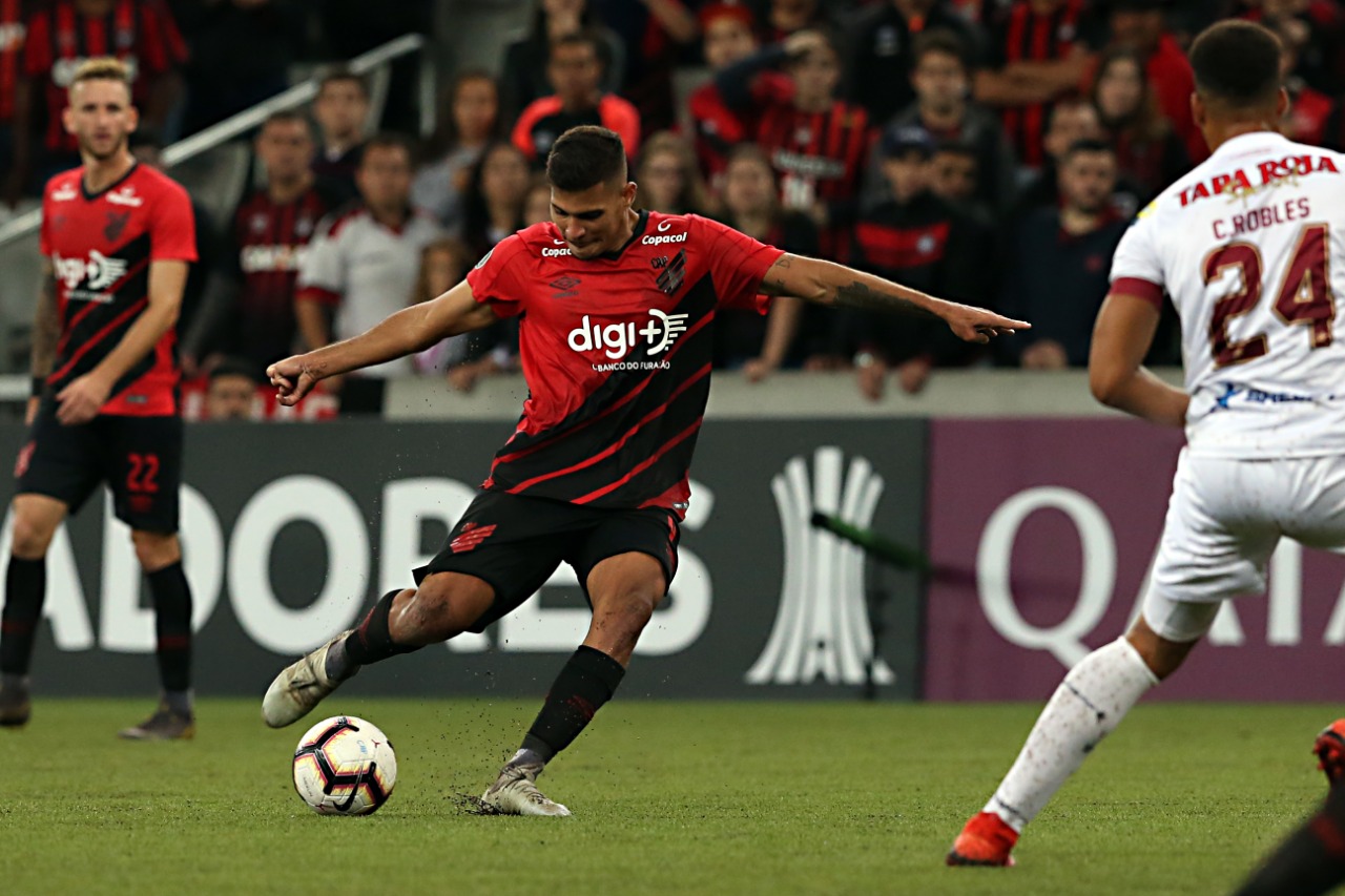 Bruno Guimarães no chute que decretou a vitória atleticana. Foto: Albari Rosa/Gazeta do Povo | /