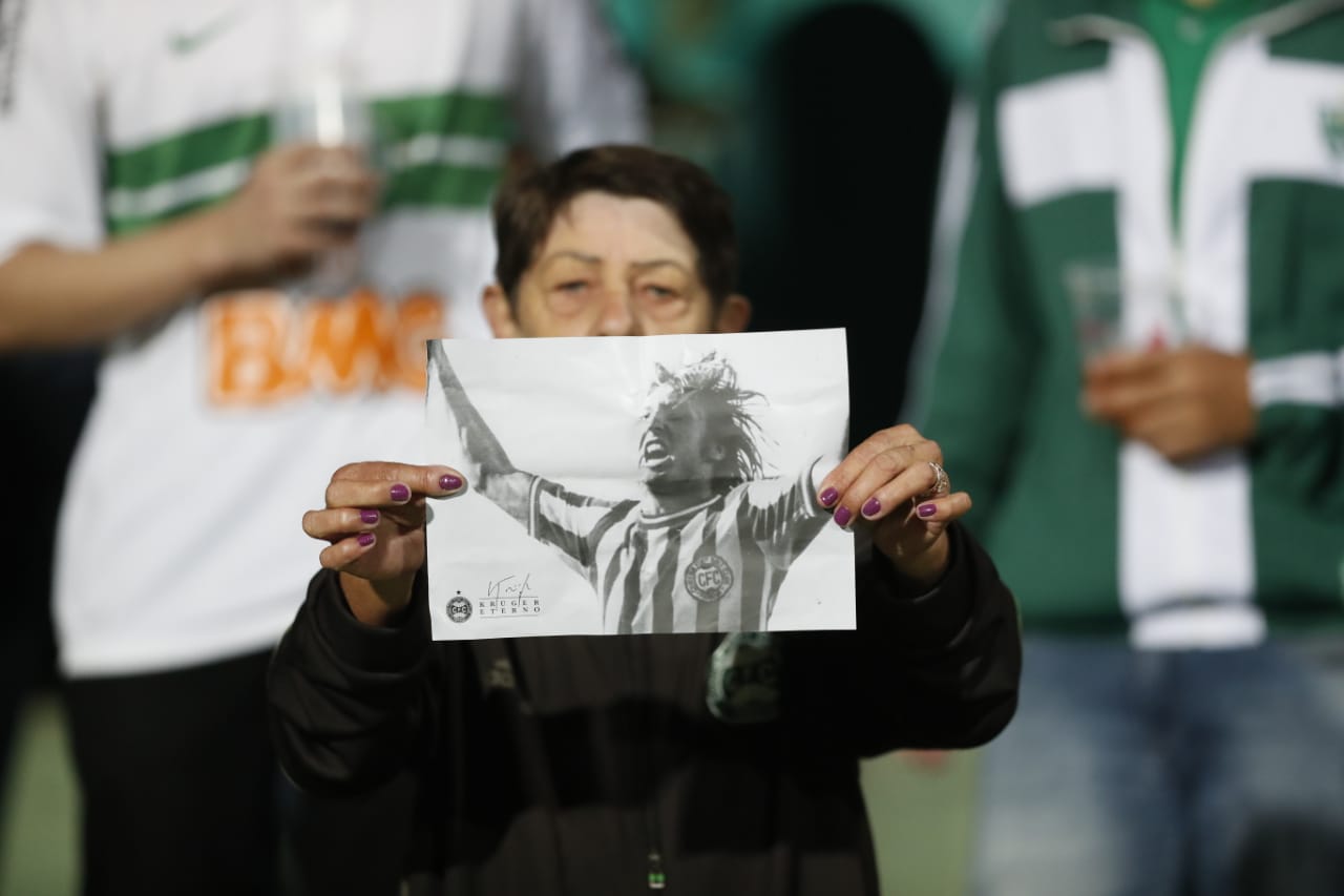 Torcedora homenageia Kruger com imagem que virou estátua. | Jonathan Campos/Gazeta do Povo/