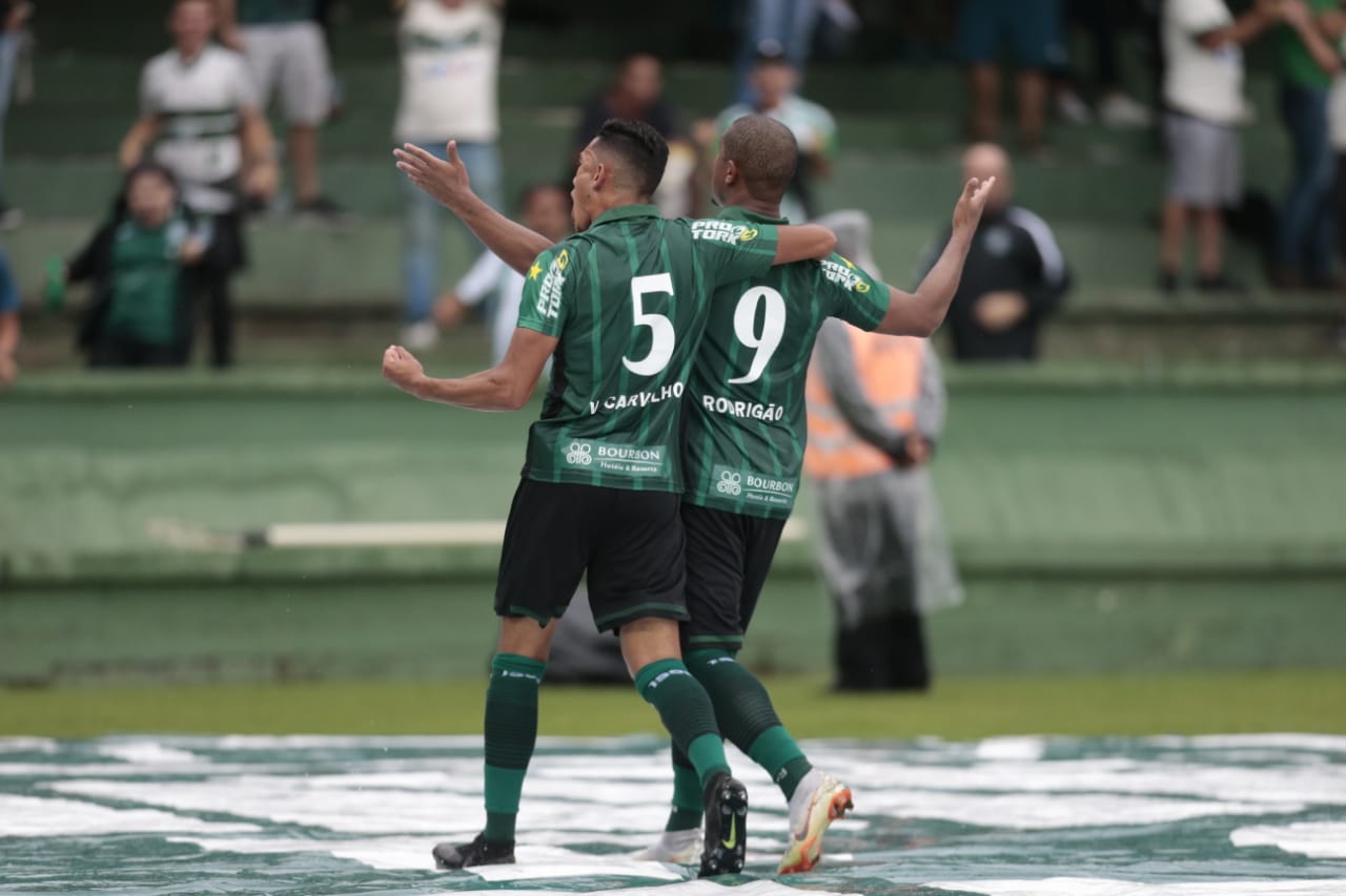 Rodrigão comemora o gol de empate de pênalti. | André Rodrigues/Gazeta do Povo/