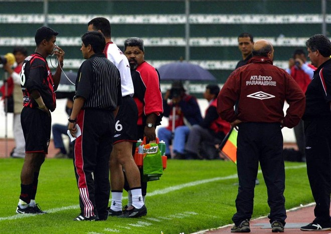 Adriano pede oxigênio à beira do gramado. | RODOLFO BUHRER/Gazeta do Povo