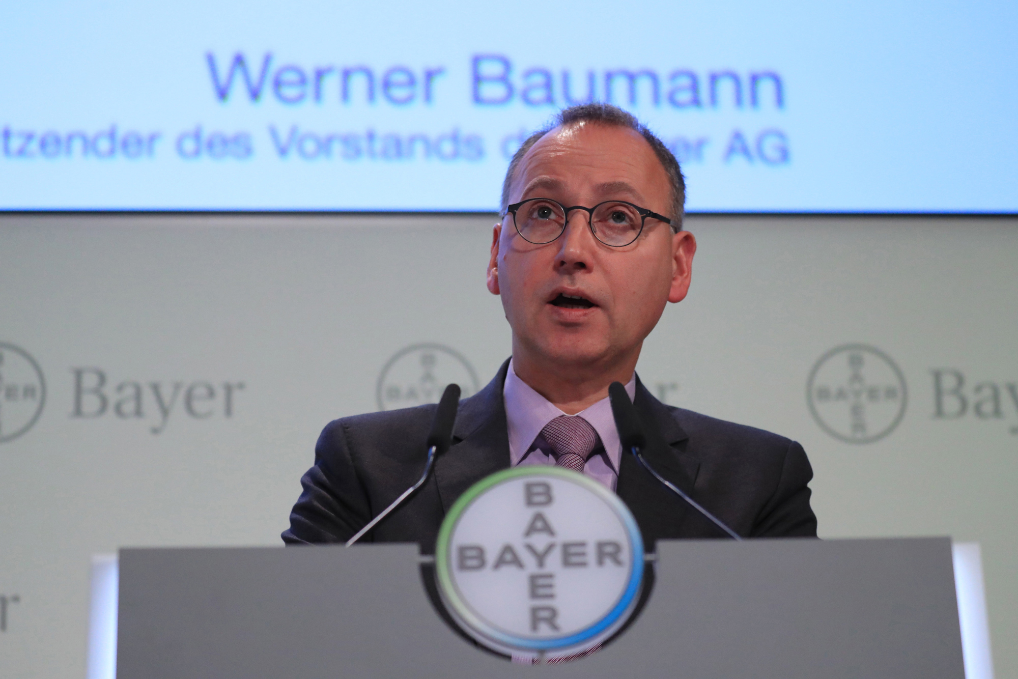 O diretor executivo Werner Baumann e outros líderes da Bayer orquestraram a aquisição por US $ 63 bilhões da gigante norte-americana Monsanto. | Krisztian Bocsi/Bloomberg