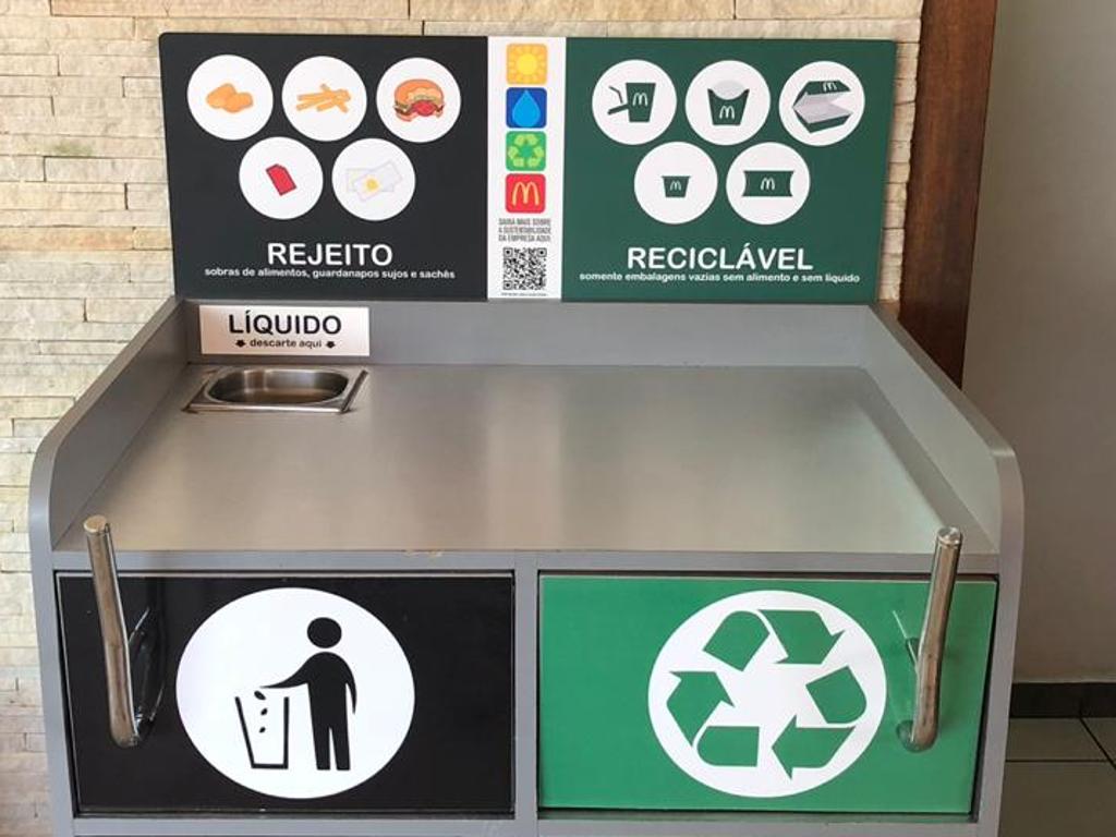 Lixeira do McDonald’s em uma unidade de Barueri (SP). Material reciclado nos restaurantes da região voltam à rede na forma de bandejas plásticas.  | Divulgação/