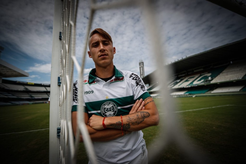 Arancibia posa para foto no Couto Pereira após ser apresentado pelo Coritiba | Jonathan Campos/Gazeta do Povo