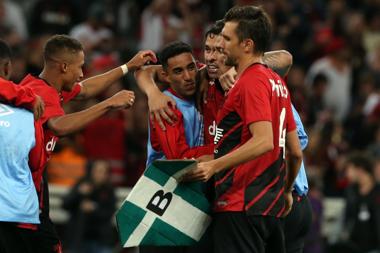 Paulo André confirmou que se aposenta no meio da temporada. Na foto, repreende Zé Ivaldo ao vê-lo ironizar o Coritiba. | Albari Rosa/Gazeta do Povo