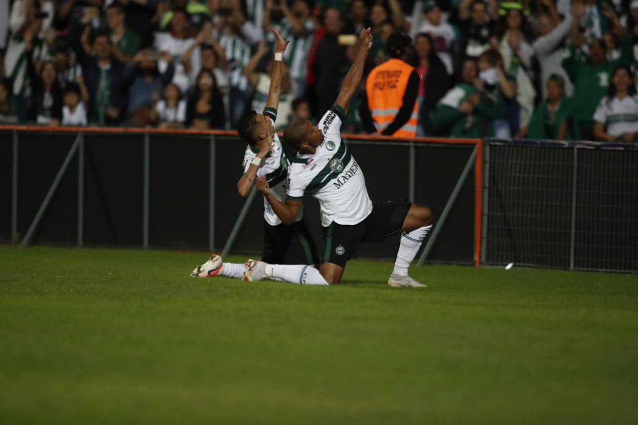 Rodrigão homenageia o “Flecha Loira” na hora de comemorar o primeiro gol. | Jonathan Campos/Gazeta do Povo/