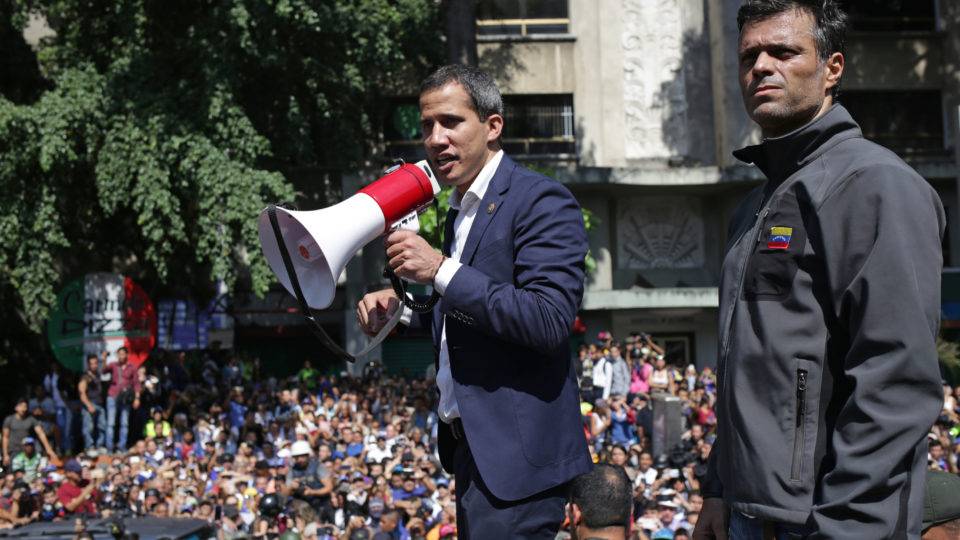 Juan Guaidó e Leopoldo Lopez discursando para multidão em Caracas, nesta terça-feira (30/04).